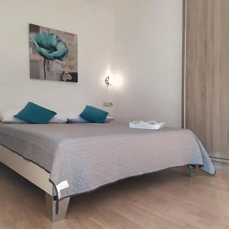 Lovely 2-bedroom, 2-bathroom With Sea View Balcony, 200m From