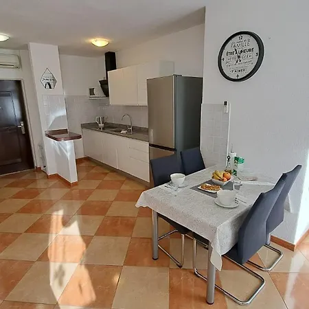 Lovely 2-bedroom, 2-bathroom With Sea View Balcony, 200m From * Duće