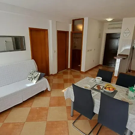 Lovely 2-bedroom, 2-bathroom With Sea View Balcony, 200m From * Duće